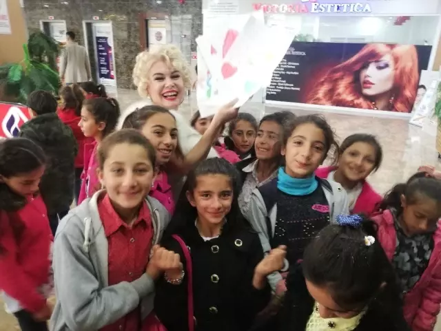 Mardinli Marilyn Monroe'dan Çocuklara 23 Nisan Sürprizi Mardinli Marilyn Monroe'dan Çocuklara 23 Nisan Sürprizi