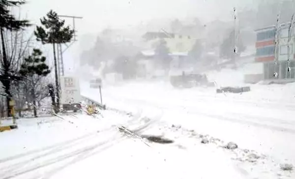 Sertavul Geçidi'nda Kar Yağışı Ulaşımı Etkiliyor
