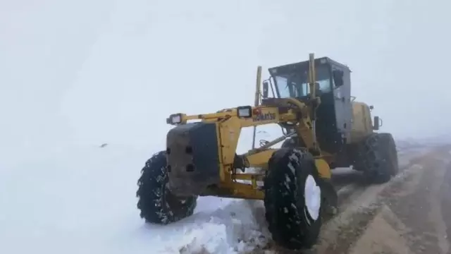 Siirt'te Kar Yağışı Nedeni ile Kapanan Grup Köy Yolları Ulaşıma Açıldı Siirt'te Kar Yağışı Nedeni ile Kapanan Grup Köy Yolları Ulaşıma Açıldı