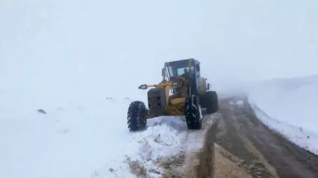 Siirt'te Kar Yağışı Nedeni ile Kapanan Grup Köy Yolları Ulaşıma Açıldı Siirt'te Kar Yağışı Nedeni ile Kapanan Grup Köy Yolları Ulaşıma Açıldı