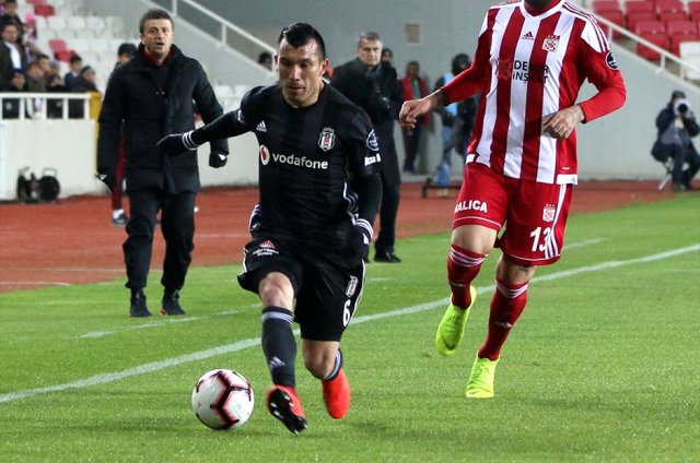 Sivasspor Maçında Gary Medel ile Şenol Güneş Tartıştı!