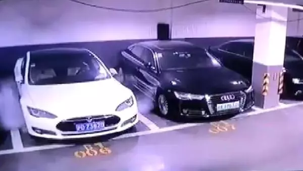 Tesla, Park Halinde Yanan Aracı İnceleyecek