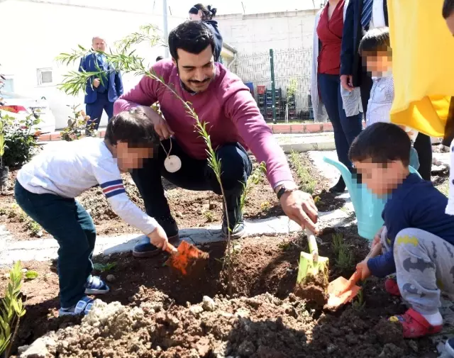 Ünlü Oyuncu Hükümlü Çocuklarıyla Fidan Dikti Ünlü Oyuncu Hükümlü Çocuklarıyla Fidan Dikti