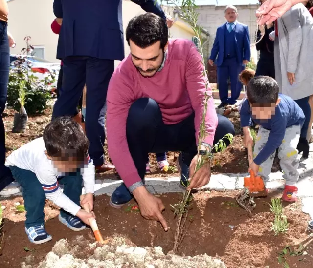 Ünlü Oyuncu Hükümlü Çocuklarıyla Fidan Dikti Ünlü Oyuncu Hükümlü Çocuklarıyla Fidan Dikti