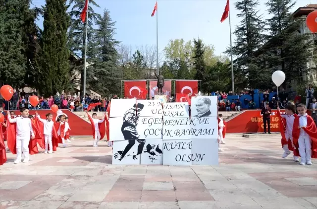 23 Nisan Ulusal Egemenlik ve Çocuk Bayramı Kutlanıyor 23 Nisan Ulusal Egemenlik ve Çocuk Bayramı Kutlanıyor