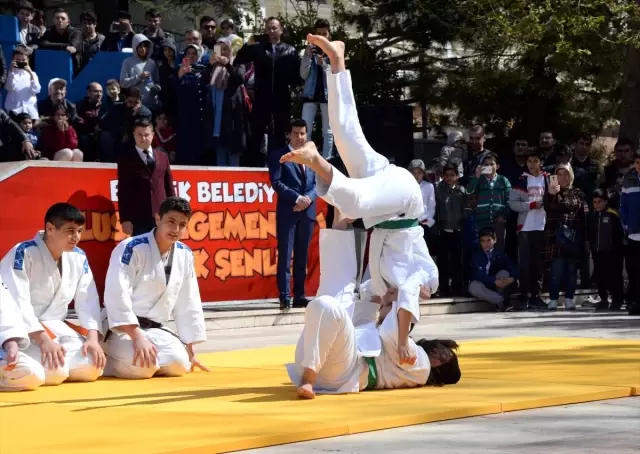 23 Nisan Ulusal Egemenlik ve Çocuk Bayramı Kutlanıyor 23 Nisan Ulusal Egemenlik ve Çocuk Bayramı Kutlanıyor