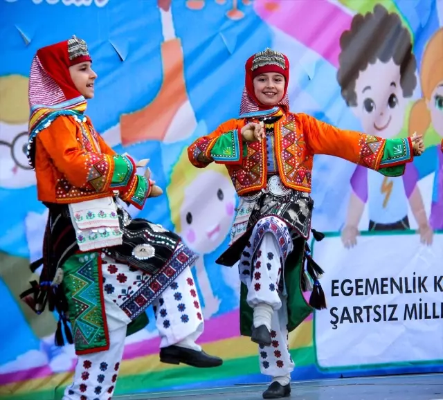 23 Nisan Ulusal Egemenlik ve Çocuk Bayramı Kutlanıyor 23 Nisan Ulusal Egemenlik ve Çocuk Bayramı Kutlanıyor