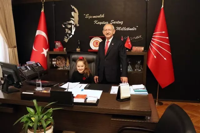 CHP Lideri Kılıçdaroğlu, Koltuğunu Şehit Çocuğuna Devretti