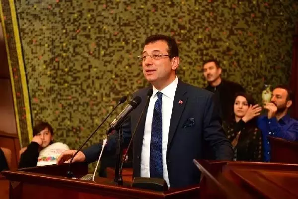 Ekrem İmamoğlu Koltuğunu Ortaokul Öğrencisine Devretti Ekrem İmamoğlu Koltuğunu Ortaokul Öğrencisine Devretti