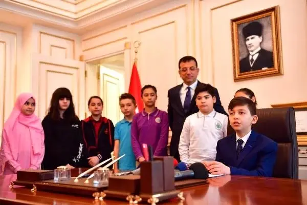 Ekrem İmamoğlu Koltuğunu Ortaokul Öğrencisine Devretti Ekrem İmamoğlu Koltuğunu Ortaokul Öğrencisine Devretti