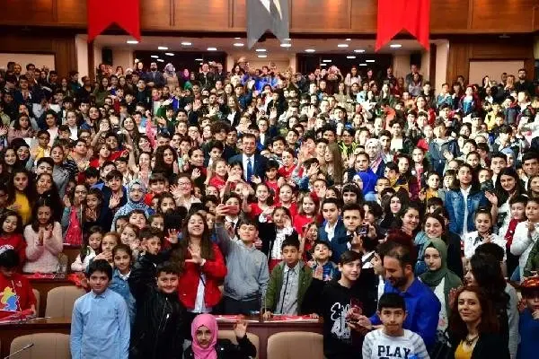Ekrem İmamoğlu Koltuğunu Ortaokul Öğrencisine Devretti Ekrem İmamoğlu Koltuğunu Ortaokul Öğrencisine Devretti