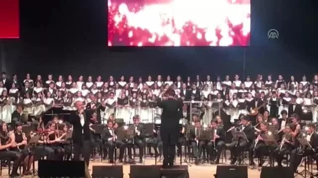 Hakan Aysev, 23 Nisan Coşkusunu Öğrencilerle Sahneye Taşıdı