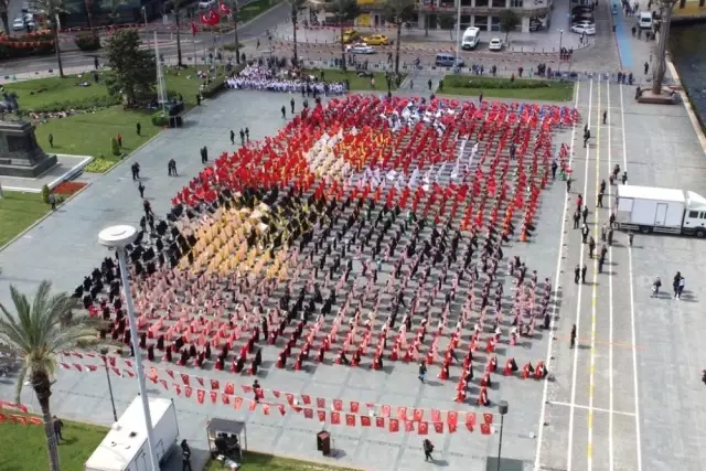 İzmir'de 23 Kutlamalarında Görsel Şölen