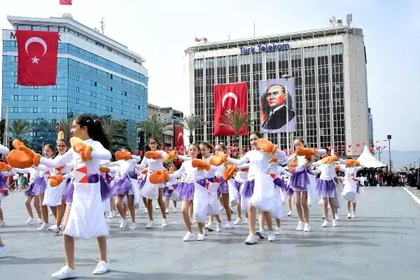 İzmir'de 23 Nisan Ulusal Egemenlik ve Çocuk Bayramı Coşkusu
