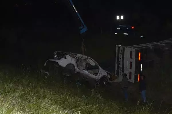 Kamyonla Otomobil Çarpıştı: 1 Ölü, 1 Yaralı
