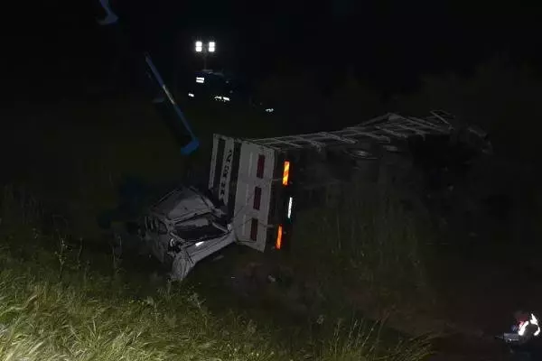 Kamyonla Otomobil Çarpıştı: 1 Ölü, 1 Yaralı