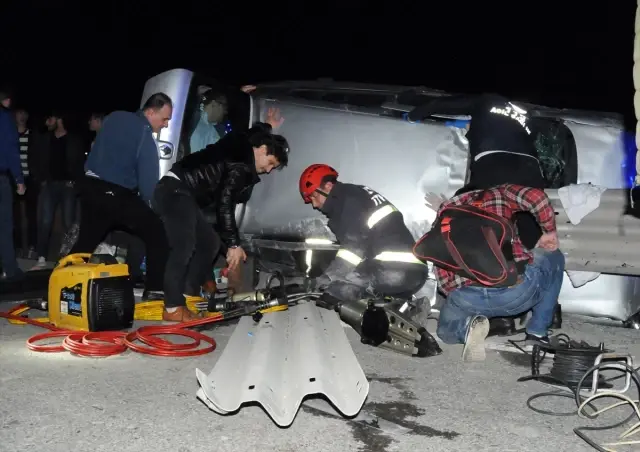 Kocaeli'de Trafik Kazası: 4 Yaralı Kocaeli'de Trafik Kazası: 4 Yaralı