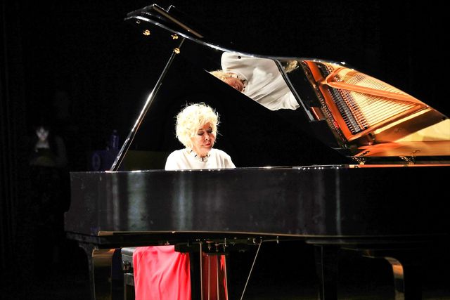 Piyanist GÃ¼lsin Onay'dan Minik ÃÄrencilere Konser