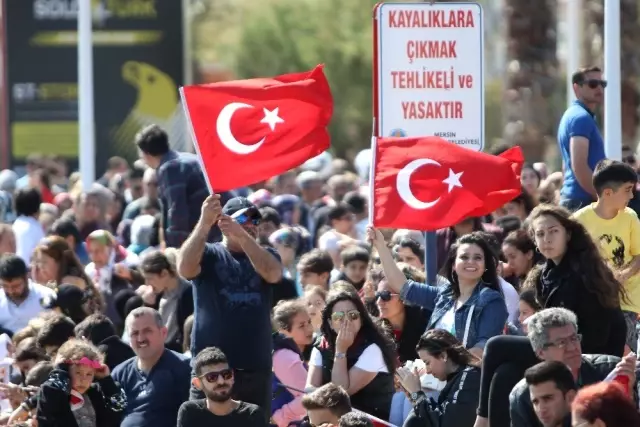 Solotürk Mersin'de Nefesleri Kesti Solotürk Mersin'de Nefesleri Kesti