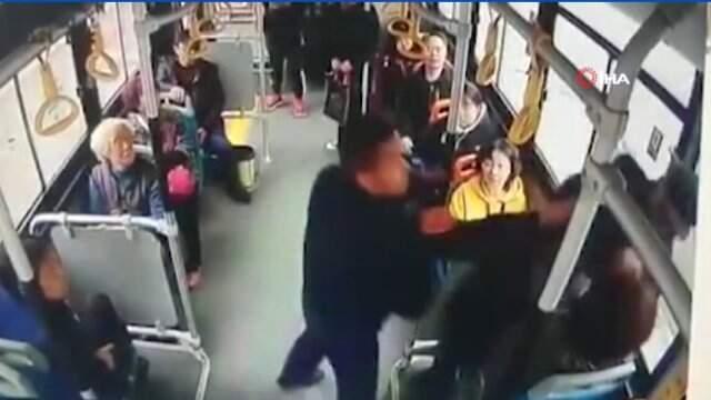 Yaşlı Adam Kendisine Yer Vermeyen Kadının Kucağına Oturup Tokat Attı!