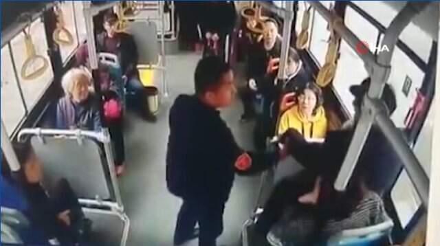 Yaşlı Adam Kendisine Yer Vermeyen Kadının Kucağına Oturup Tokat Attı!