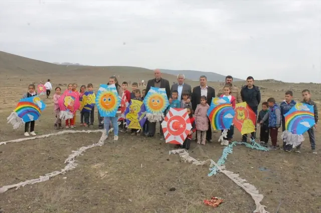 Derinkuyu'da Çocuklar Fidan Dikti