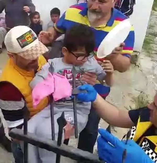 Eline Korkuluk Demiri Saplanan Çocuğu İtfaiye Kurtardı Eline Korkuluk Demiri Saplanan Çocuğu İtfaiye Kurtardı