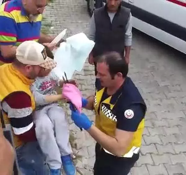 Eline Korkuluk Demiri Saplanan Çocuğu İtfaiye Kurtardı Eline Korkuluk Demiri Saplanan Çocuğu İtfaiye Kurtardı