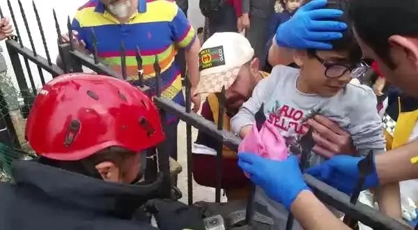 Eline Korkuluk Demiri Saplanan Çocuğu İtfaiye Kurtardı Eline Korkuluk Demiri Saplanan Çocuğu İtfaiye Kurtardı