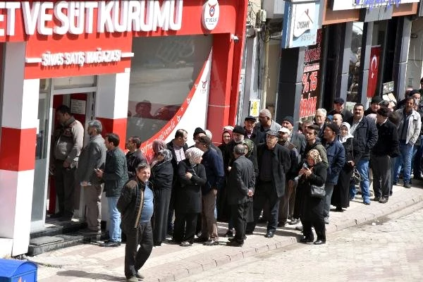 Et ve Süt Kurumu Mağazası Önünde 'Ramazan' Kuyruğu Haberler