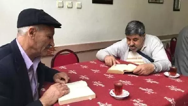 Kahvede 1 Saat Kitap Okuyana, Çay Ücretsiz Kahvede 1 Saat Kitap Okuyana, Çay Ücretsiz