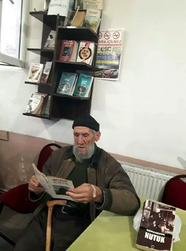 Kahvede 1 Saat Kitap Okuyana, Çay Ücretsiz Kahvede 1 Saat Kitap Okuyana, Çay Ücretsiz