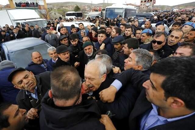 Kılıçdaroğlu'na Yumruk Atan Osman Sarıgün'ün Elini Öptüler