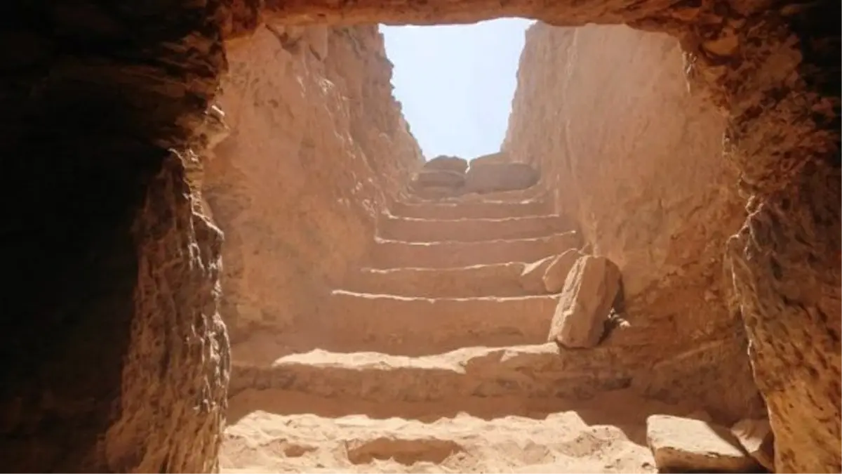 Mısır'da Arkeologlar, 30'dan Fazla Mumya Bulunan Toplu Mezar Keşfettiler