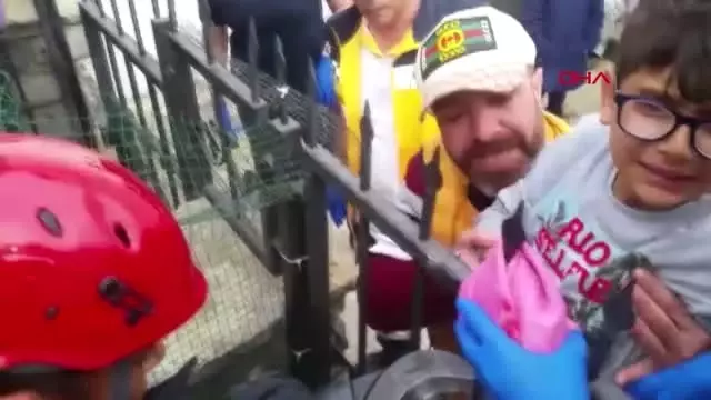 Muğla Eline Korkuluk Demiri Saplandı Muğla Eline Korkuluk Demiri Saplandı