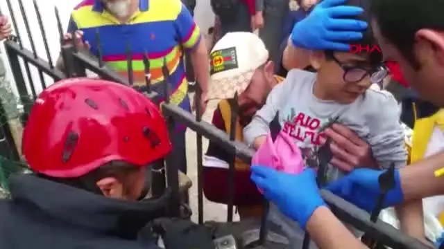 Muğla Eline Korkuluk Demiri Saplandı Muğla Eline Korkuluk Demiri Saplandı