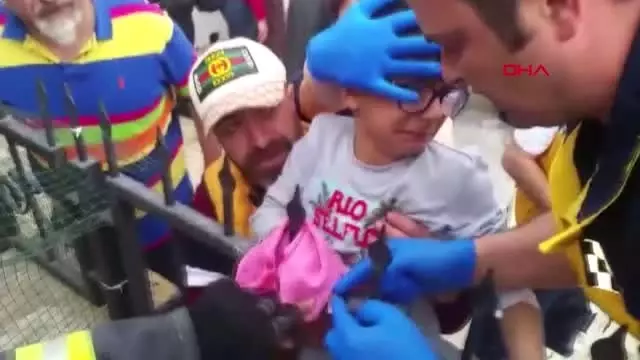 Muğla Eline Korkuluk Demiri Saplandı Muğla Eline Korkuluk Demiri Saplandı