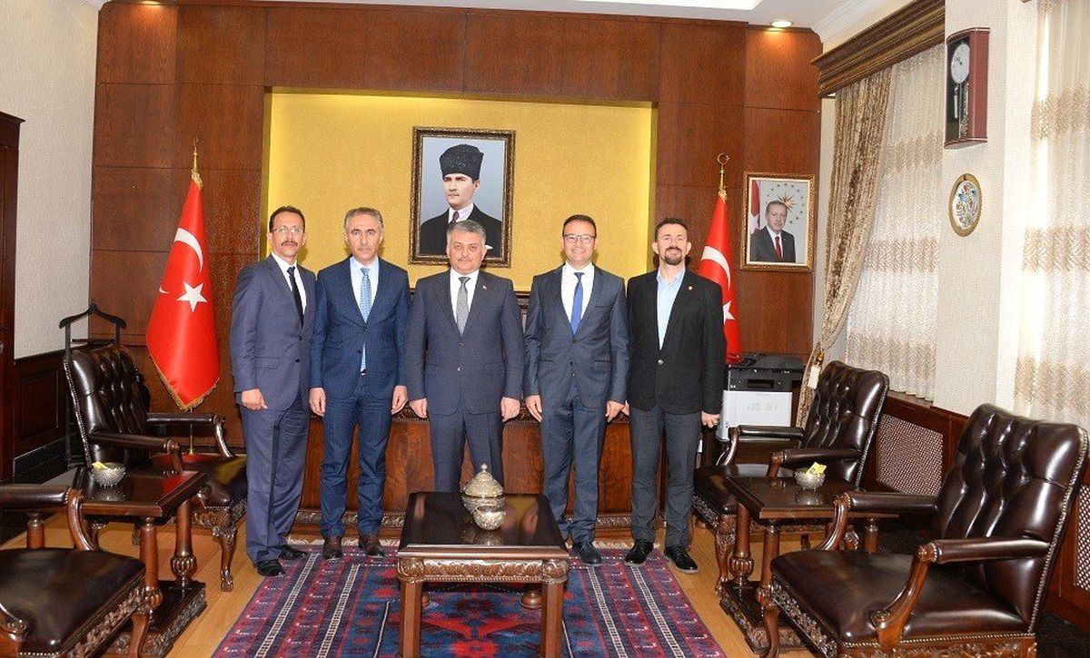 Triatlon Federasyon Başkanı Vali Yazıcı'yı Ziyaret Etti