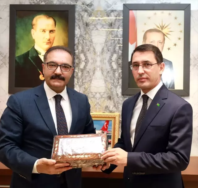 Türkiye'deki Üniversitelerde 15 Bin Türkmen Öğrenci Var"