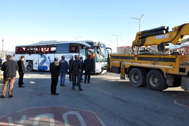 Bitlis'in Tatvan ilÃ§esinde yolcu otobÃ¼sÃ¼ ile tÄ±rÄ±n Ã§arpÄ±ÅmasÄ± sonucu 34 kiÅi yaralandÄ±. ile ilgili gÃ¶rsel sonucu