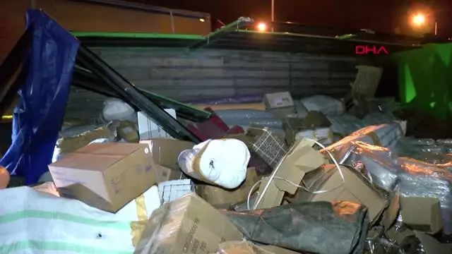 Bursa'da Devrilen Kamyonun Altında Kalan Sürücü Hayatı Kaybetti Bursa'da Devrilen Kamyonun Altında Kalan Sürücü Hayatı Kaybetti