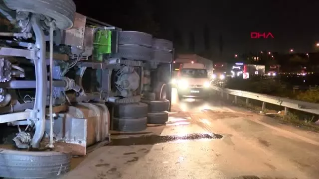 Bursa'da Devrilen Kamyonun Altında Kalan Sürücü Hayatı Kaybetti Bursa'da Devrilen Kamyonun Altında Kalan Sürücü Hayatı Kaybetti