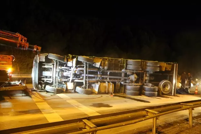 Bursa'da Devrilen Kamyonun Sürücüsü Öldü Bursa'da Devrilen Kamyonun Sürücüsü Öldü