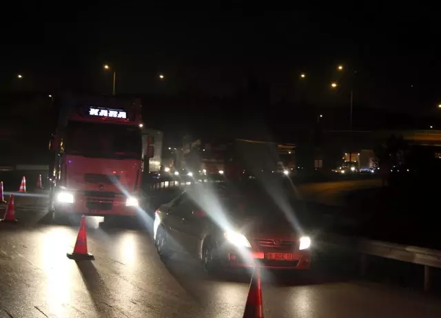 Bursa'da Devrilen Kamyonun Sürücüsü Öldü Bursa'da Devrilen Kamyonun Sürücüsü Öldü