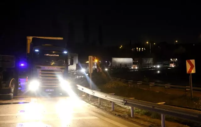 Bursa'da Devrilen Kamyonun Sürücüsü Öldü Bursa'da Devrilen Kamyonun Sürücüsü Öldü