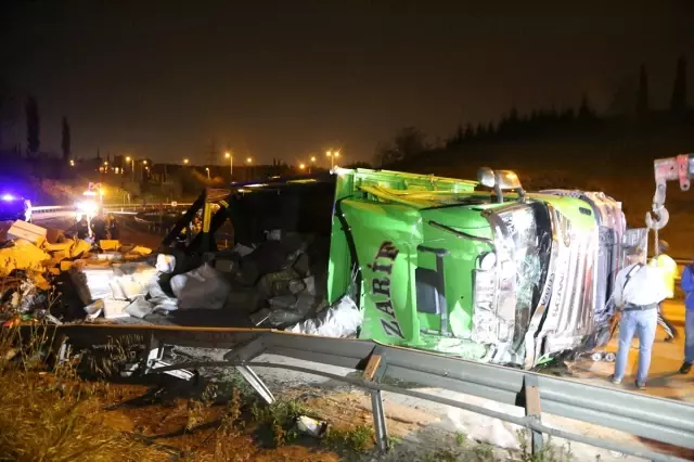 Bursa'da Devrilen Kamyonun Sürücüsü Öldü Bursa'da Devrilen Kamyonun Sürücüsü Öldü