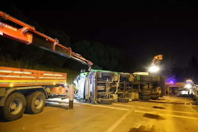 Bursa'da Devrilen Kamyonun Sürücüsü Öldü Bursa'da Devrilen Kamyonun Sürücüsü Öldü