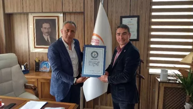 Cem Karabay, Dünya Rekoruna Ait Sertifikaları Hediye Etti