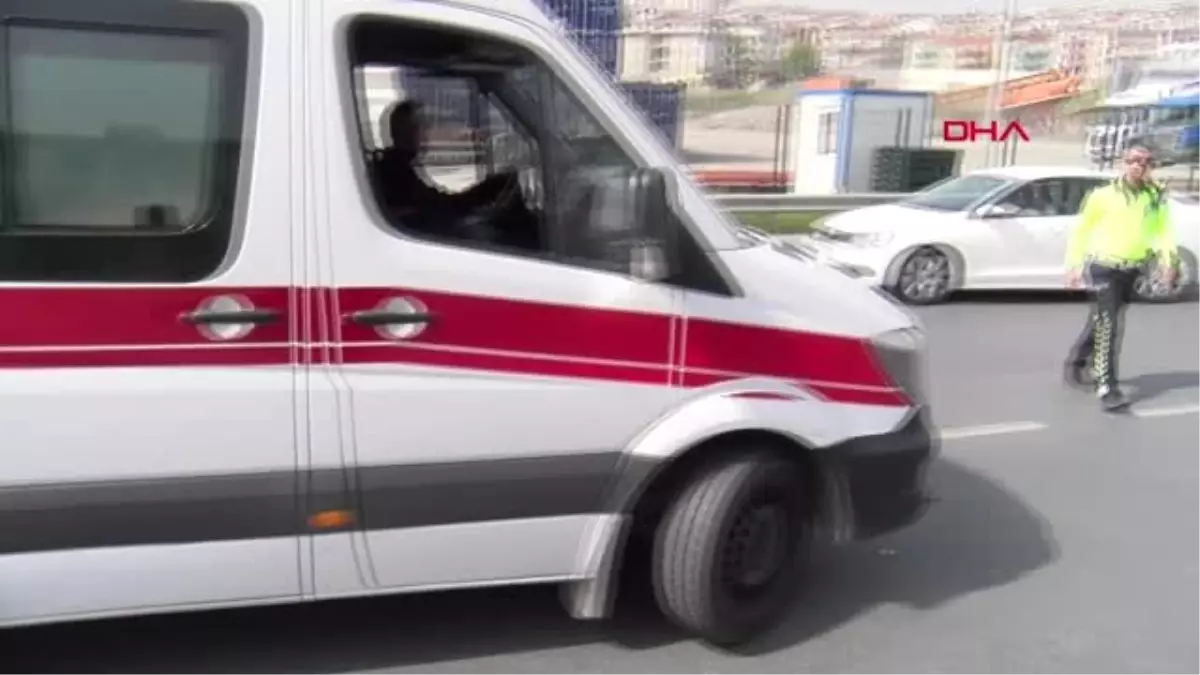 İstanbul- Kazada Kaskı Parçalanan Motosikletli Ağır Yaralandı