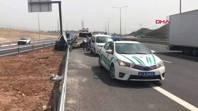 Kocaeli Otomobil Bariyerlere Ok Gibi Saplandı, Baba Öldü, Eşi ve Kızı Yaralandı